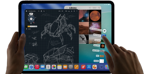 iPad Pro, kleur spacezwart, linkerhand houdt device vast, rechterhand wijst en beweegt om meerdere geopende appvensters te manipuleren, een tekentool met schetsen van mechanische ontwerpen, fotobibliotheek van planeten en ruimteafbeeldingen, bestanden in de downloadmap waaieren uit