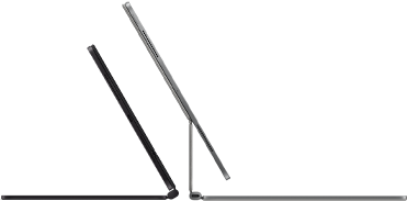 2 iPad Pro-devices bevestigd aan Magic Keyboard, zijaanzicht, dun profiel, kleur spacezwart met speakers en USB‑C-poort, half open gekanteld, kleur zilver, open, achterover gekanteld met het zwevende design van het toetsenbord, speakers en microfoon
