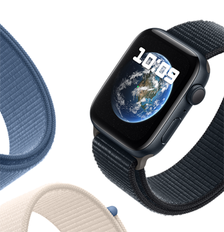 Apple Watch SE met geweven sportbandje, en op het display de achtergrond Astronomie met een afbeelding van de planeet aarde.