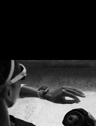 Jogger kijkt op Apple Watch Ultra 2 om linkerpols en tikt dubbel met linkerwijsvinger op duim